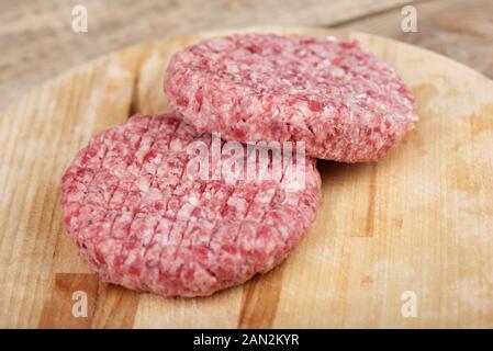 Soft Focus. Zwei Rohmaterial rosa Rind Schnitzel auf einem Schneidebrett.. Kopieren Sie Platz. Stockfoto