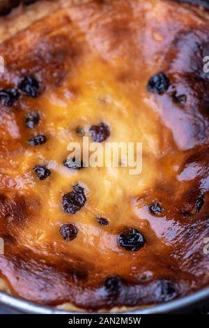 Bayerische Käsekuchen mit Rosinen Stockfoto