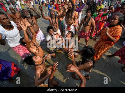 Januar 2020, Namkhana, Indien: Hindu-Anhänger tanzen, während sie während des Makar Sankranti Festivals zum Heiligen Bad kommen. Gangasagar ist einer der religiösen Stätten für die Hindu-Pilger an der Bucht von Bengalen, wo jedes Jahr Millionen von Gläubigen während Makar Sankranti (Übergang der Sonne) ein heiliges Bad nehmen. Nach hinduistischem Kalender, und bitten Sie den Kapil Muni Tempel. Der Termin für dieses Festival liegt normalerweise zwischen dem 13. Und 15. Januar des Jahres. (Bild: © Avishek das/SOPA Bilder über ZUMA Draht) Stockfoto