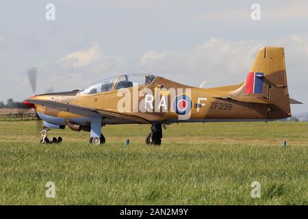 ZF 239, Shorts Tucano T1 von der Royal Air Force in der tucano Display Team betrieben, an RAF Leuchars in 2013. Stockfoto