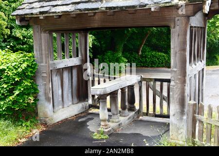 Detail des Holzlychtores mit Holzplatte zum ruhen des Sarges am Eingang zur alten Pfarrkirche von St Peter, Pembury, Kent, England Stockfoto