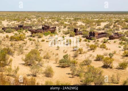 Boote, die auf einem Schiff Friedhof auf einer Wüste um Moynaq, Moynoq oder Muynak - Aralsee oder Aral See - Usbekistan, in Zentralasien Stockfoto