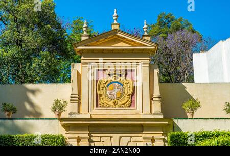 Spaniens Wappen im Garten der königlichen Alcazaren von Sevilla, Andalusien, Spanien. Stockfoto