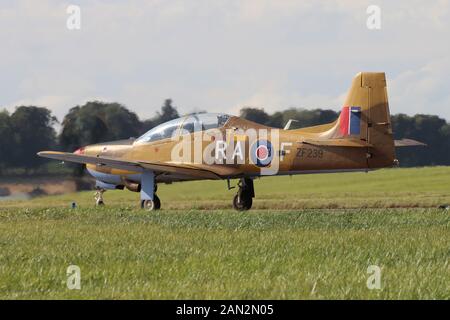 ZF 239, Shorts Tucano T1 von der Royal Air Force in der tucano Display Team betrieben, an RAF Leuchars in 2013. Stockfoto