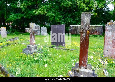 Kreuzgrabstein mit Rip (Rest In Peace) darauf die alte Pfarrkirche von St Peter, Pembury, Kent, England Stockfoto