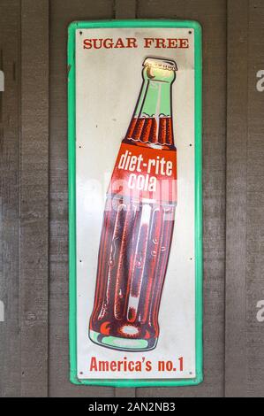 Lancaster, PA/USA, 29.12.2019: Vintage Werbung Plakette auf braunem Holz an der Wand montiert Stockfoto