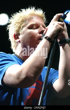 Mailand Italien 09.03.05, Live-Konzert des Nachwuchs beim Festival "Rock in Idro": Dexter Holland während des Konzerts Stockfoto