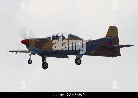 ZF 239, Shorts Tucano T1 von der Royal Air Force in der tucano Display Team betrieben, an RAF Leuchars in 2013. Stockfoto