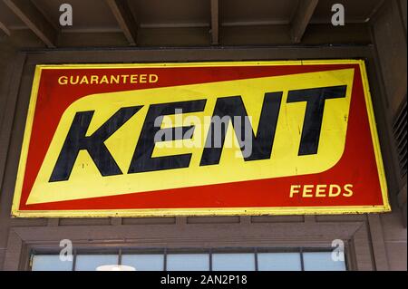 Lancaster, PA/USA, 29.12.2019: Vintage Werbung Plakette auf braunem Holz an der Wand montiert Stockfoto