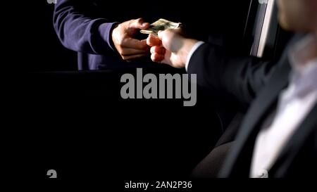 Junger Mann zahlen Parker Arbeiter, Fahrt zum Restaurant, Unterhaltung am Abend Stockfoto