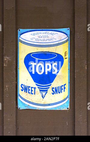 Lancaster, PA/USA, 29.12.2019: Vintage Werbung Plakette auf braunem Holz an der Wand montiert Stockfoto