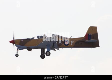 ZF 239, Shorts Tucano T1 von der Royal Air Force in der tucano Display Team betrieben, an RAF Leuchars in 2013. Stockfoto