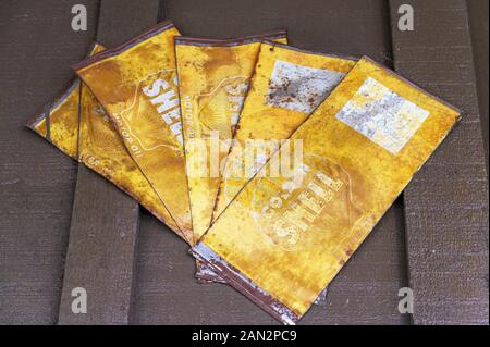 Lancaster, PA/USA, 29.12.2019: Vintage Werbung Plakette auf braunem Holz an der Wand montiert Stockfoto