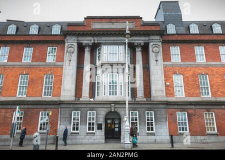 Dublin, Irland - 11. Februar 2019: architektonisches Detail des Carnegie Center wo ist die Health Service Executive (HSE) im Zentrum der Stadt auf einem w Stockfoto