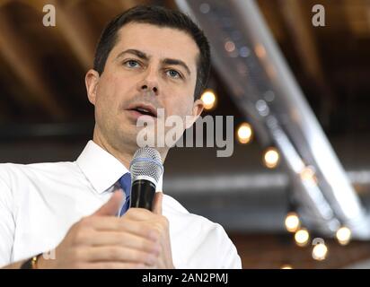 Newton, Vereinigte Staaten. Januar 2020. 2020 der demokratische Präsidentschaftskandidat Pete Buttigieg, ein ehemaliger Bürgermeister von South Bend, Indiana, macht Bemerkungen bei einem Stopp der Rathauskampagne in Newton, Iowa, Mittwoch, 15. Januar 2020. Die Kampagnen kommen bis in die letzten drei Wochen vor Iowas Erstem in der Nation verwarnt 3. Februar. Foto von Mike Theiler/UPI. Credit: UPI/Alamy Live News Stockfoto