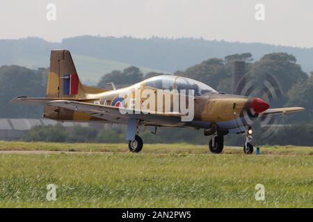 ZF 239, Shorts Tucano T1 von der Royal Air Force in der tucano Display Team betrieben, an RAF Leuchars in 2013. Stockfoto