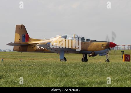 ZF 239, Shorts Tucano T1 von der Royal Air Force in der tucano Display Team betrieben, an RAF Leuchars in 2013. Stockfoto