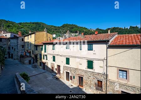 Straße im historischen Sassetta, Toskana, Italien Stockfoto