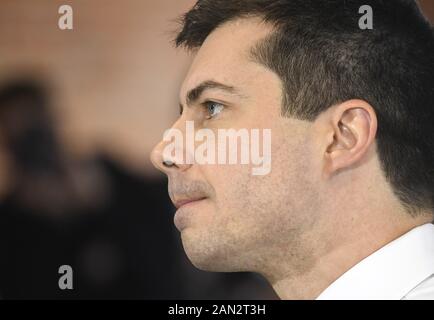 Newton, Vereinigte Staaten. Januar 2020. 2020 der demokratische Präsidentschaftskandidat Pete Buttigieg, ehemaliger Bürgermeister von South Bend, Indiana, hört auf eine Frage bei einem Stopp der Rathauskampagne in Newton, Iowa, Mittwoch, 15. Januar 2020. Die Kampagnen kommen bis in die letzten drei Wochen vor Iowas Erstem in der Nation verwarnt 3. Februar. Foto von Mike Theiler/UPI Credit: UPI/Alamy Live News Stockfoto