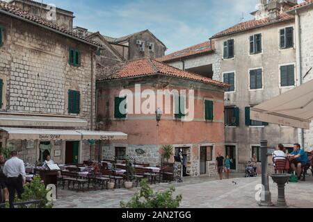 Montenegro, 20, 27, Sept 22, 2019: Einer der Plätze mit Cafes in Kotor Stockfoto