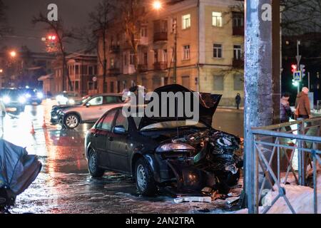 Nacht Unfall mit einer Säule der Beleuchtung auf der Straße bei einer geringen Tiefenschärfe Stockfoto