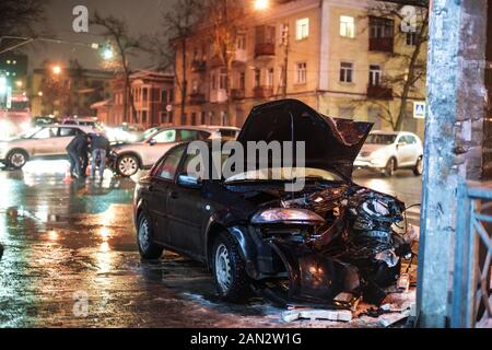 Nacht Unfall mit einer Säule der Beleuchtung auf der Straße bei einer geringen Tiefenschärfe Stockfoto