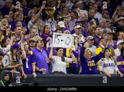 New Orleans, Louisiana, USA. Januar 2020. LSU-Fans feuern ihr Team während der Aktion des College Football Playoff National Championship Game zwischen den Clemson Tigers und den LSU Tigers im Mercedes-Benz Superdome in New Orleans, Louisiana an. LSU besiegte Clemson 42-25. John Mergits/CSM/Alamy Live News Stockfoto