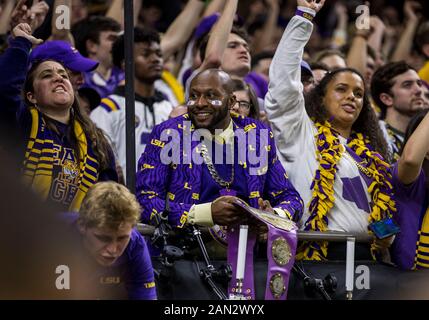 New Orleans, Louisiana, USA. Januar 2020. LSU-Fans feuern ihr Team während der Aktion des College Football Playoff National Championship Game zwischen den Clemson Tigers und den LSU Tigers im Mercedes-Benz Superdome in New Orleans, Louisiana an. LSU besiegte Clemson 42-25. John Mergits/CSM/Alamy Live News Stockfoto