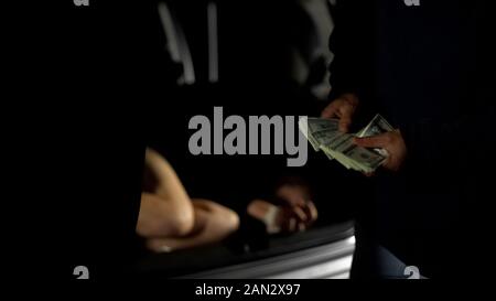 Männliche kriminelle Zahlen kidnapper Für gebundene weibliche Opfer im Auto Kofferraum liegen Stockfoto