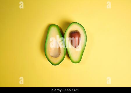 Saftige Avocado in Scheiben geschnitten auf einem hellen Hintergrund Stockfoto