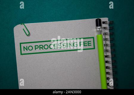Keine Bearbeitungsgebühr auf ein Buch, das auf grünem Hintergrund schreiben. Stockfoto