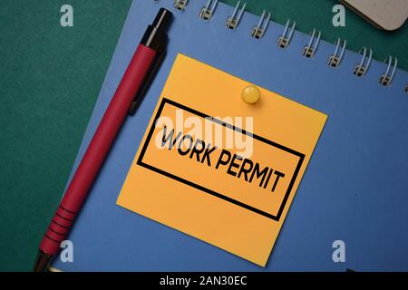 Arbeitserlaubnis auf eine Haftnotiz auf grünem Hintergrund schreiben. Stockfoto