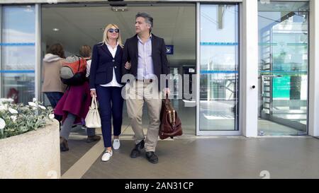 Sicher Paar verlassen Airport Terminal, Menschen auf Geschäftsreise, Urlaub Stockfoto