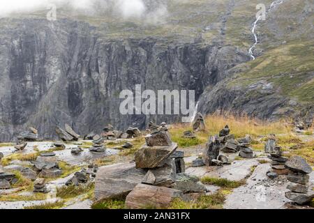 Trollsteinpyramide oben auf der Trollstiegenstraße. Steinkairn inmitten einer Berglandschaft in Norwegen Stockfoto