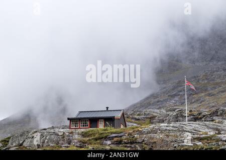 Traditionelle norwegische hölzernen Hütten Hütte Troll Pfad Trollstigen, Norwegen. Bewölkt weißen Himmel und felsige Hügel reisen Landschaft. Stockfoto