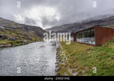 Besucherzentrum der berühmten Wahrzeichen Trollstigen Mountain Road. Beliebtes Ziel. Norwegische Landschaft mit moderner Architektur, dramatische grauer Himmel und Stockfoto
