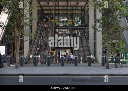 Rolltreppen am unteren Ende Des Leadenhall Building in London Stockfoto