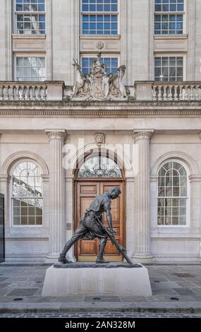 Die Statue des Flesher von Etienne Millner außerhalb Der Leathersellers' Hall in London Stockfoto