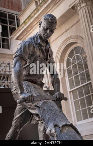 Die Statue des Flesher von Etienne Millner außerhalb Der Leathersellers' Hall in London Stockfoto