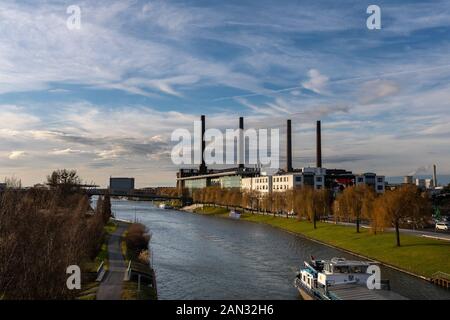 Mittellandkanal ist ein aktiver Transport Methode. Schiffe bringen Rohstoffe Volkswagen-produktionsstätten. Kanal ist auch im Winter geöffnet. Stockfoto