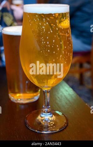 Misty Gläser mit zwei Pints kalten Scotch ale, Pale Ale, Bier Bier in englischer Pub in der Nähe von Stockfoto