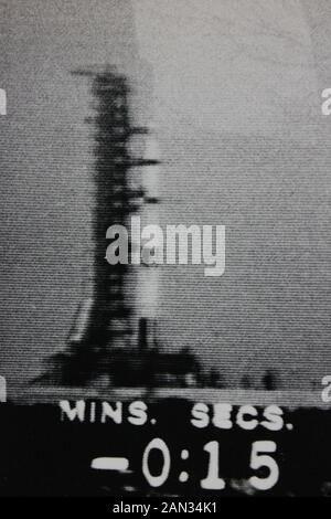 Fine 70er Jahre Schwarzweißfotografie der Saturn V Apollo Mission Countdown live im Fernsehen übertragen Stockfoto