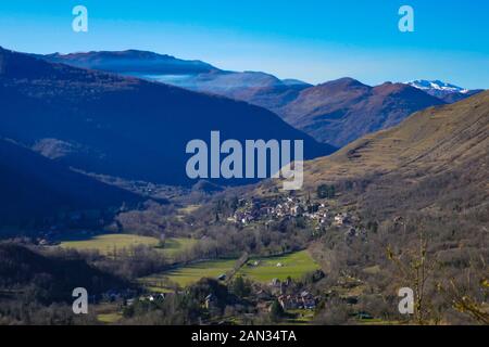 Dorf von Urs an einem sonnigen Wintertag von Lordat gesehen, oben Ariege Tal, Französischen Pyrenäen, Frankreich Stockfoto