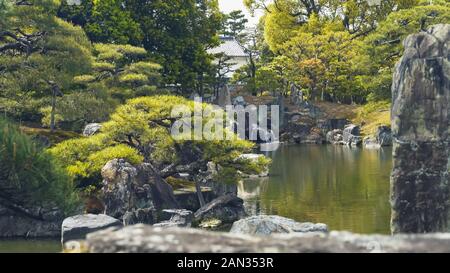 Garten und Teich an nijo-jo Burg in Kyoto. Stockfoto