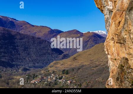 Dorf von Urs an einem sonnigen Wintertag von Lordat gesehen, oben Ariege Tal, Französischen Pyrenäen, Frankreich Stockfoto