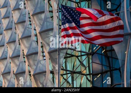 London, Großbritannien. Januar 2020. Die Sonne untergeht nach dem Sturm über die Sterne und Streifen der US-Botschaft in Nine Elms, London. Credit: Guy Bell/Alamy Live News Stockfoto