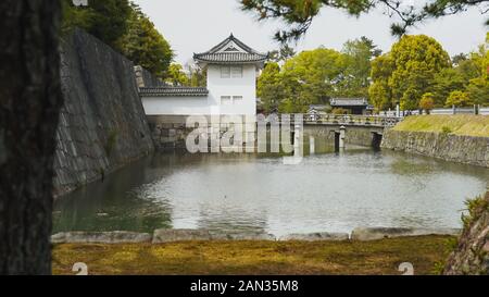 Wachturm und Graben im nijo-jo Burg in Kyoto. Stockfoto