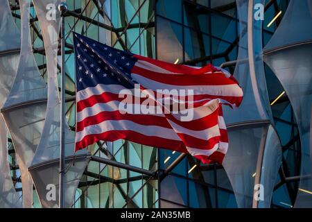 London, Großbritannien. Januar 2020. Die Sonne untergeht nach dem Sturm über die Sterne und Streifen der US-Botschaft in Nine Elms, London. Credit: Guy Bell/Alamy Live News Stockfoto