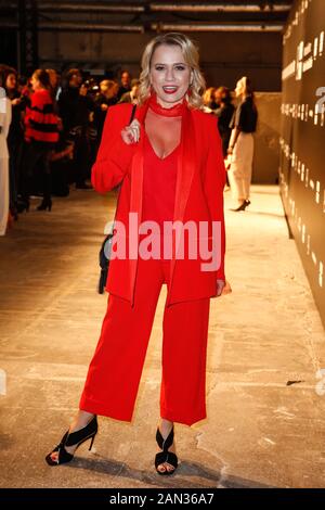 Berlin, Deutschland. Januar 2020. Nova Meierhenrich kommt auf der Mercedes-Benz Fashion Week zur Schau des Labels Riani. Kredit: Gerald Matzka / dpa-Zentralbild / ZB / dpa / Alamy Live News Stockfoto