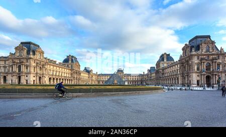 Paris, Frankreich - 16.01.2019: Das Louvre Museum in Paris, mit Pyramid Stockfoto